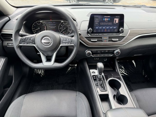 Used 2024 Nissan Altima 2.5 SV FWD image 17