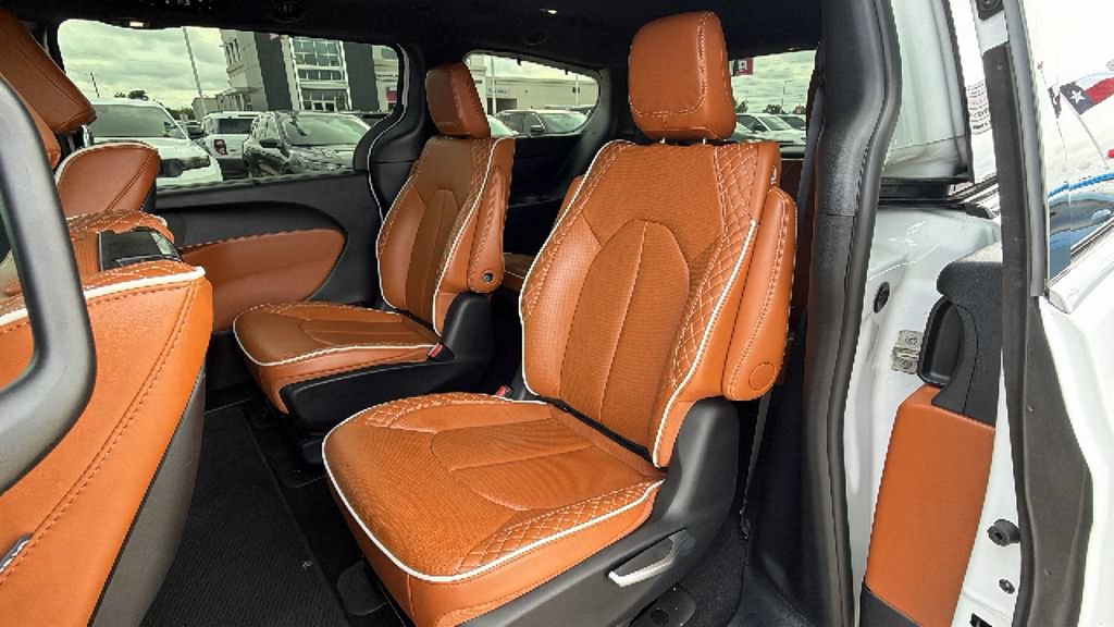 Used 2025 Chrysler Pacifica Pinnacle FWD image 23