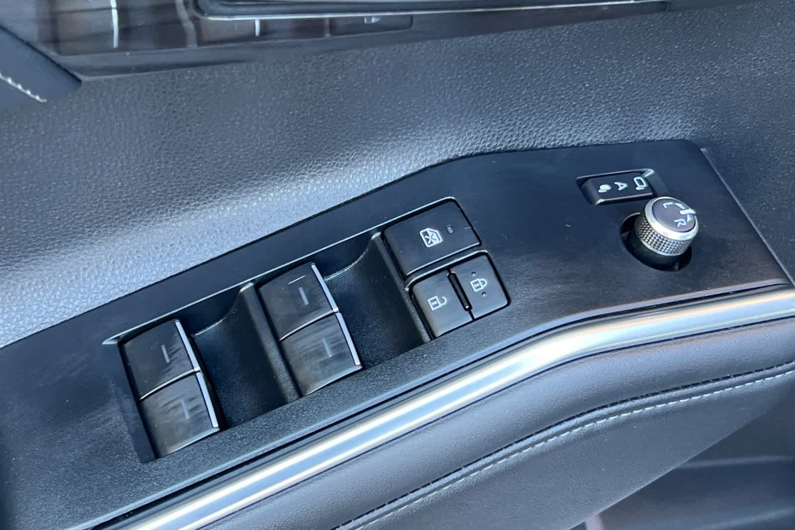 Used 2025 Toyota Highlander Platinum AWD/4WD image 13