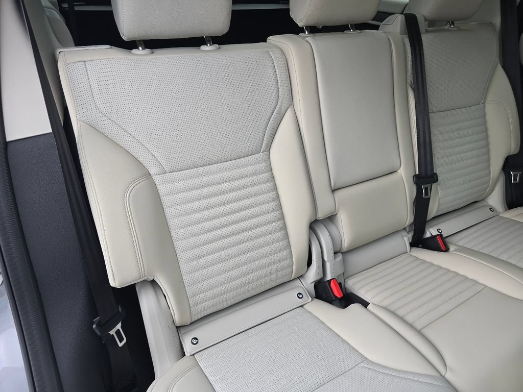 New 2026 Land Rover Discovery S AWD/4WD image 32