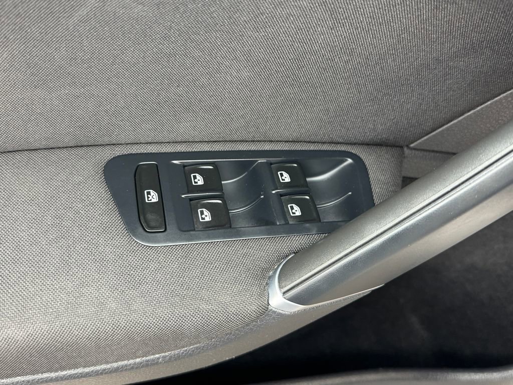 Used 2016 Volkswagen e-Golf SE w/ DC Fast Charging Package FWD image 11