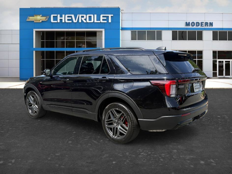 Used 2025 Ford Explorer ST-Line w/ ST-Line Street Pack AWD/4WD image 3