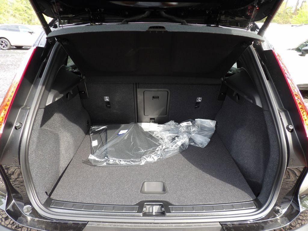 New 2026 Volvo XC40 B5 Core w/ Climate Package AWD/4WD image 24