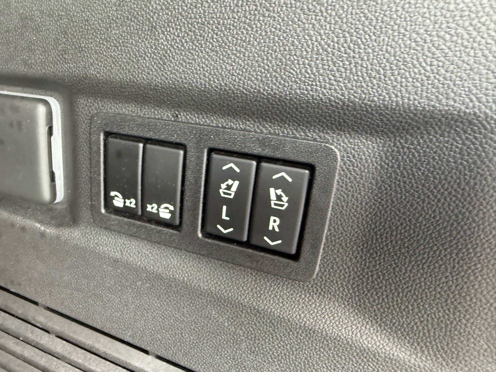 Used 2022 Chevrolet Tahoe Premier AWD/4WD image 17