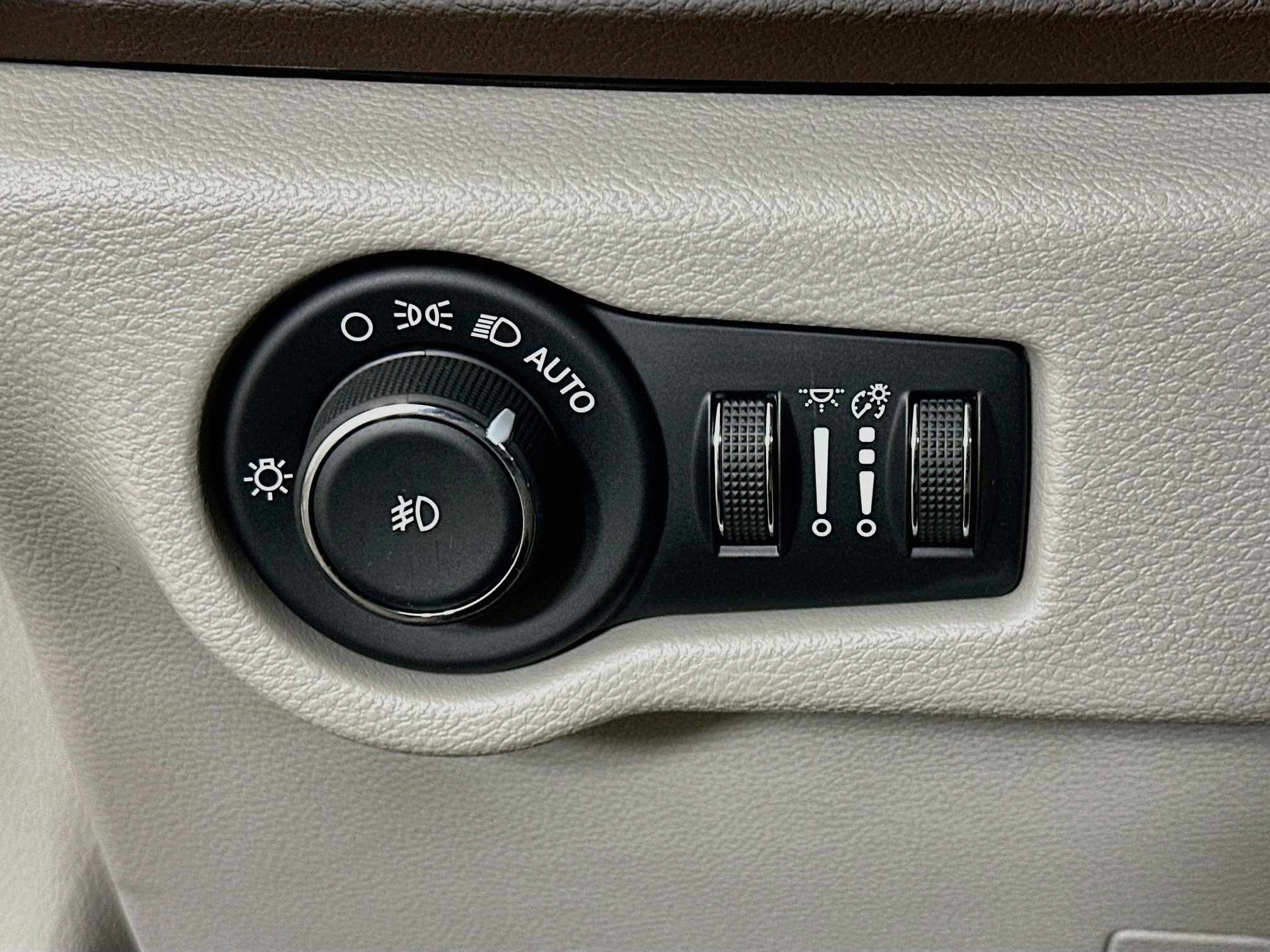 Used 2019 Chrysler Pacifica Touring-L Plus w/ Advanced Safetytec Group FWD image 17