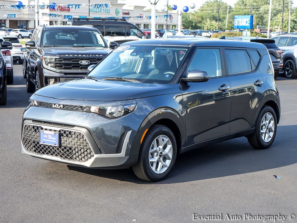 Used 2025 Kia Soul LX w/ LX Technology Package FWD image 3