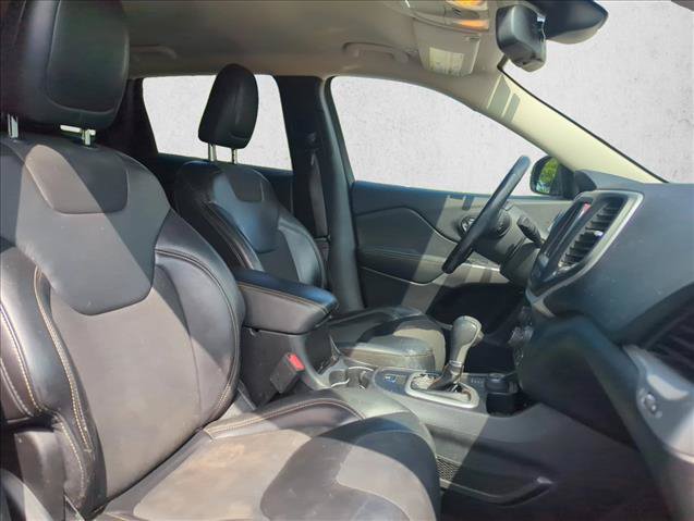 Used 2018 Jeep Cherokee Latitude Plus w/ Cold Weather Group AWD/4WD image 27