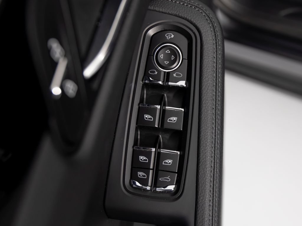 Certified 2026 Porsche Macan AWD/4WD image 22