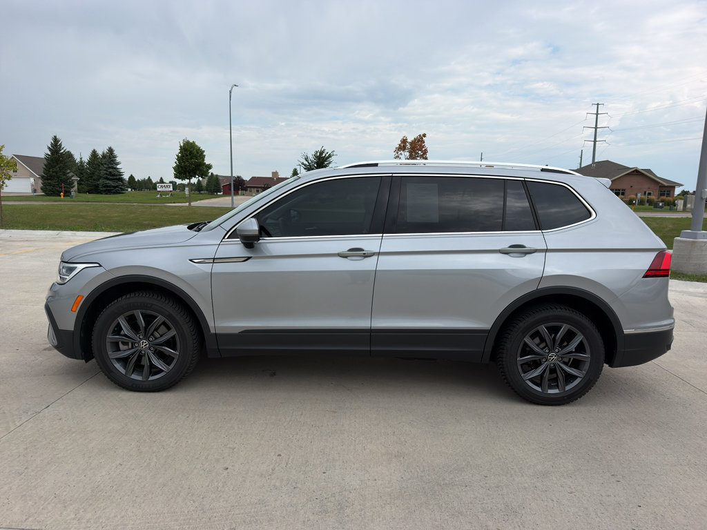 Used 2022 Volkswagen Tiguan SE w/ Panoramic Sunroof Package AWD/4WD image 1