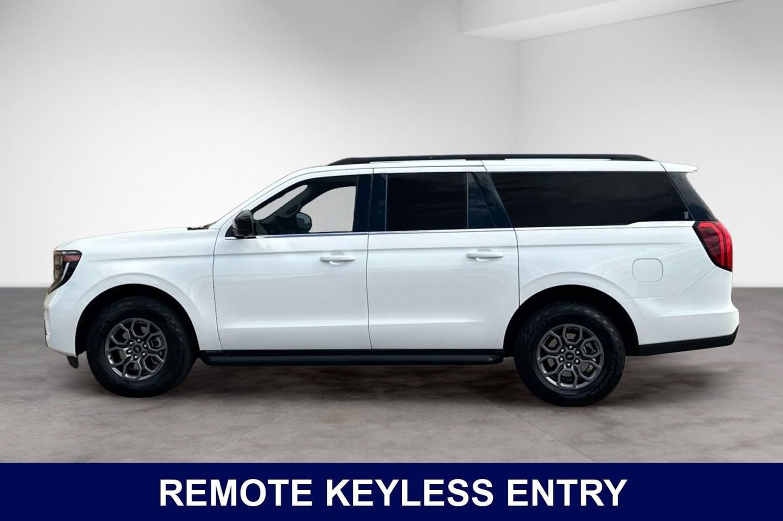 Used 2025 Ford Expedition Max Active RWD image 2