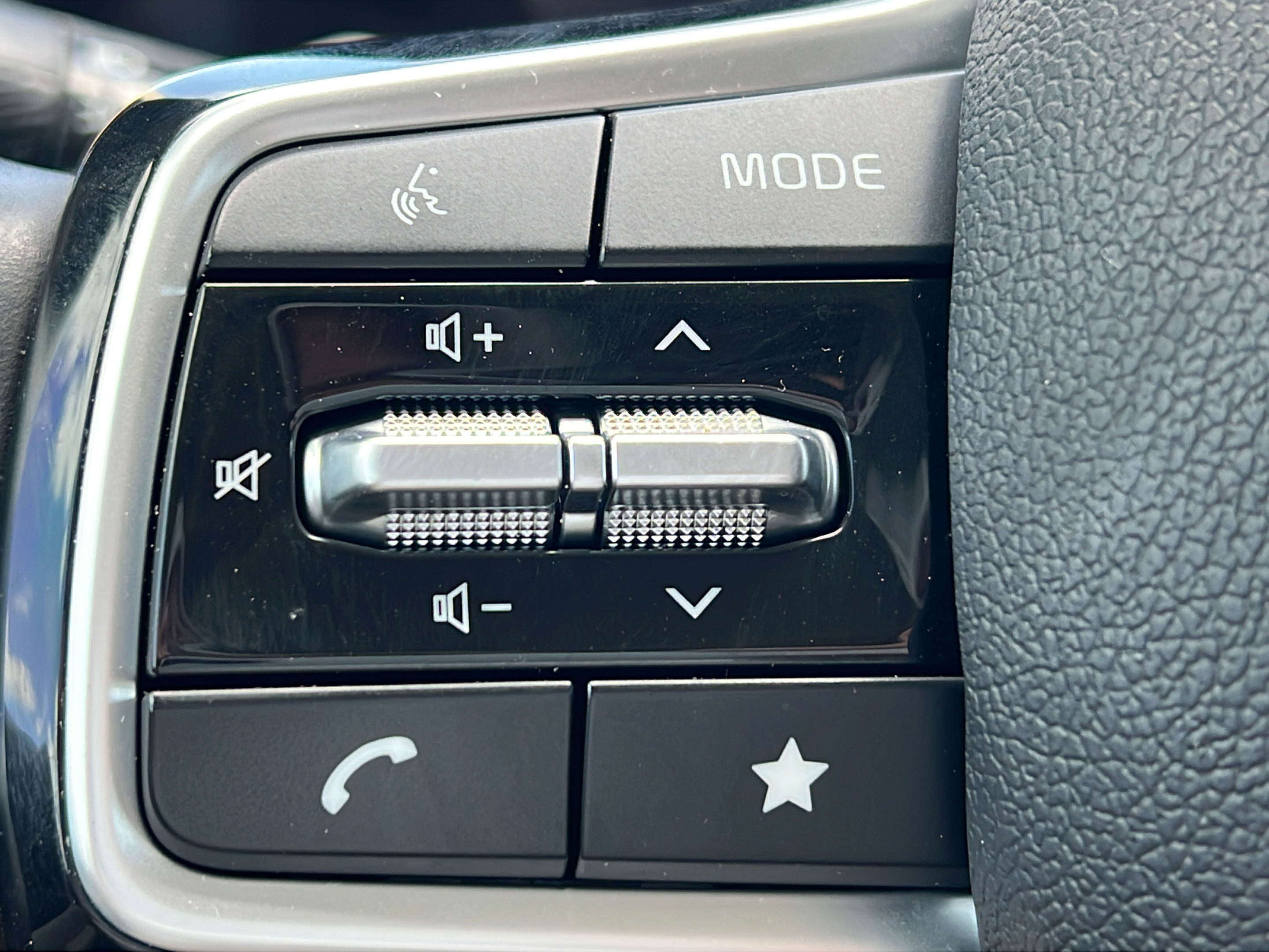 Used 2023 Kia Carnival SX Prestige FWD image 23