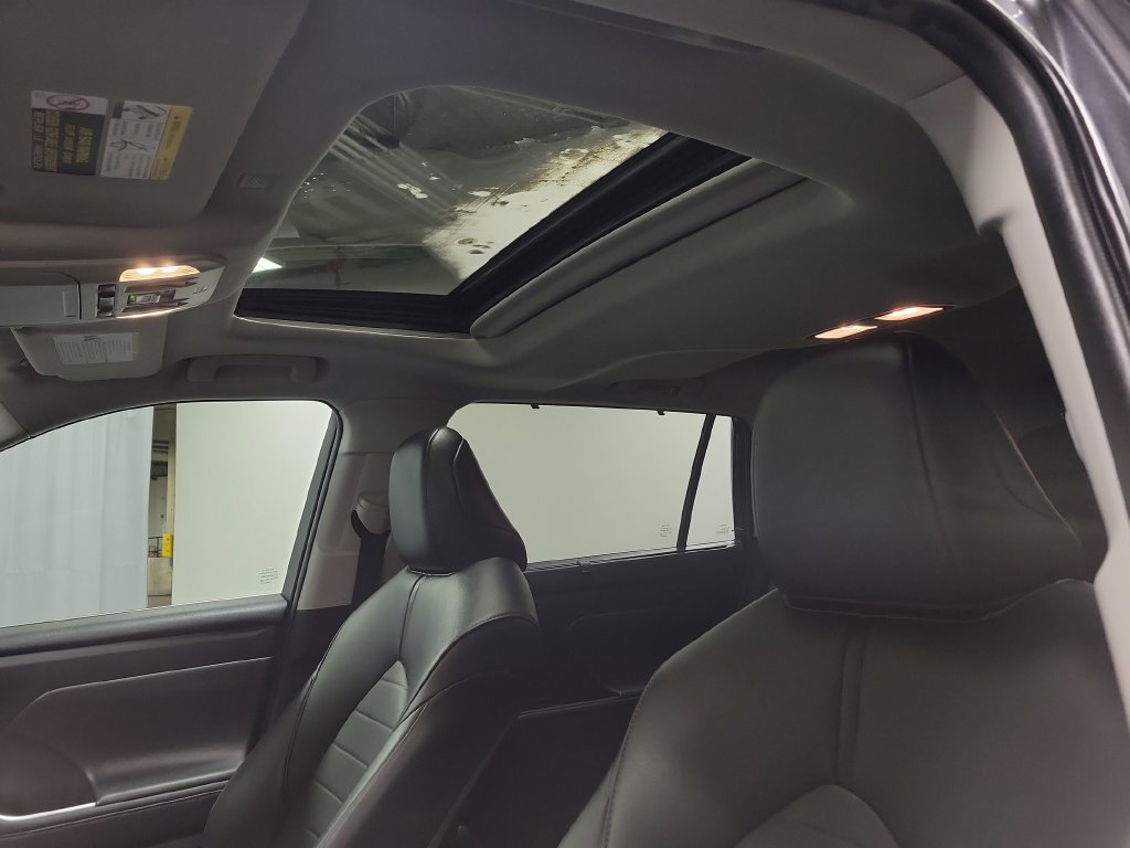 Used 2021 Toyota Highlander XLE AWD/4WD image 16