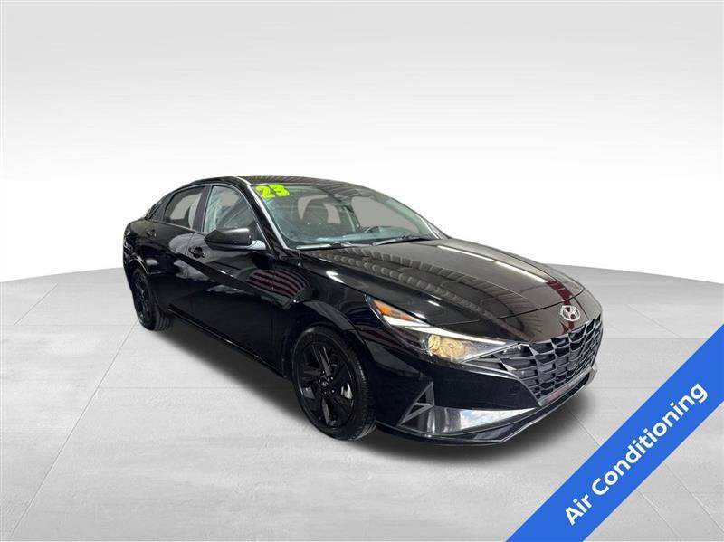 Used 2023 Hyundai Elantra SEL w/ Preferred Accessory Package FWD image 3