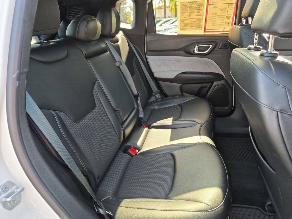 Used 2025 Jeep Compass Latitude w/ Sun & Sound Group AWD/4WD image 30
