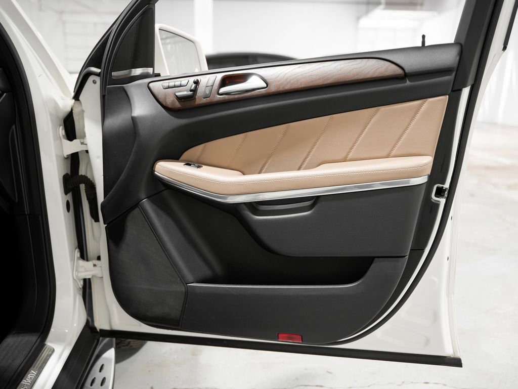 Used 2014 Mercedes-Benz GL 550 4MATIC image 34