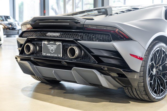 Used 2022 Lamborghini Huracan EVO RWD image 18