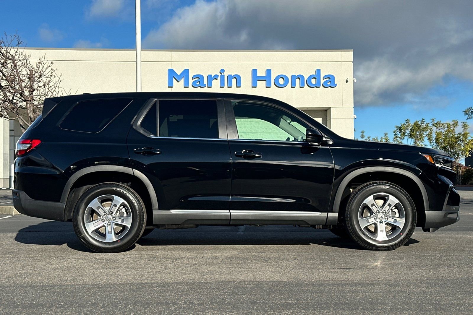 New 2025 Honda Pilot EX-L image 3