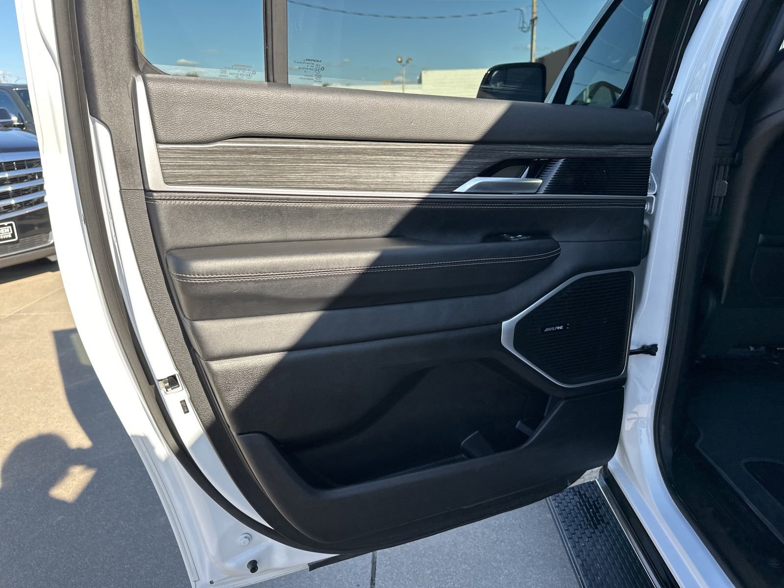 Used 2024 Jeep Wagoneer L Series II w/ Flexible Seating Group image 17