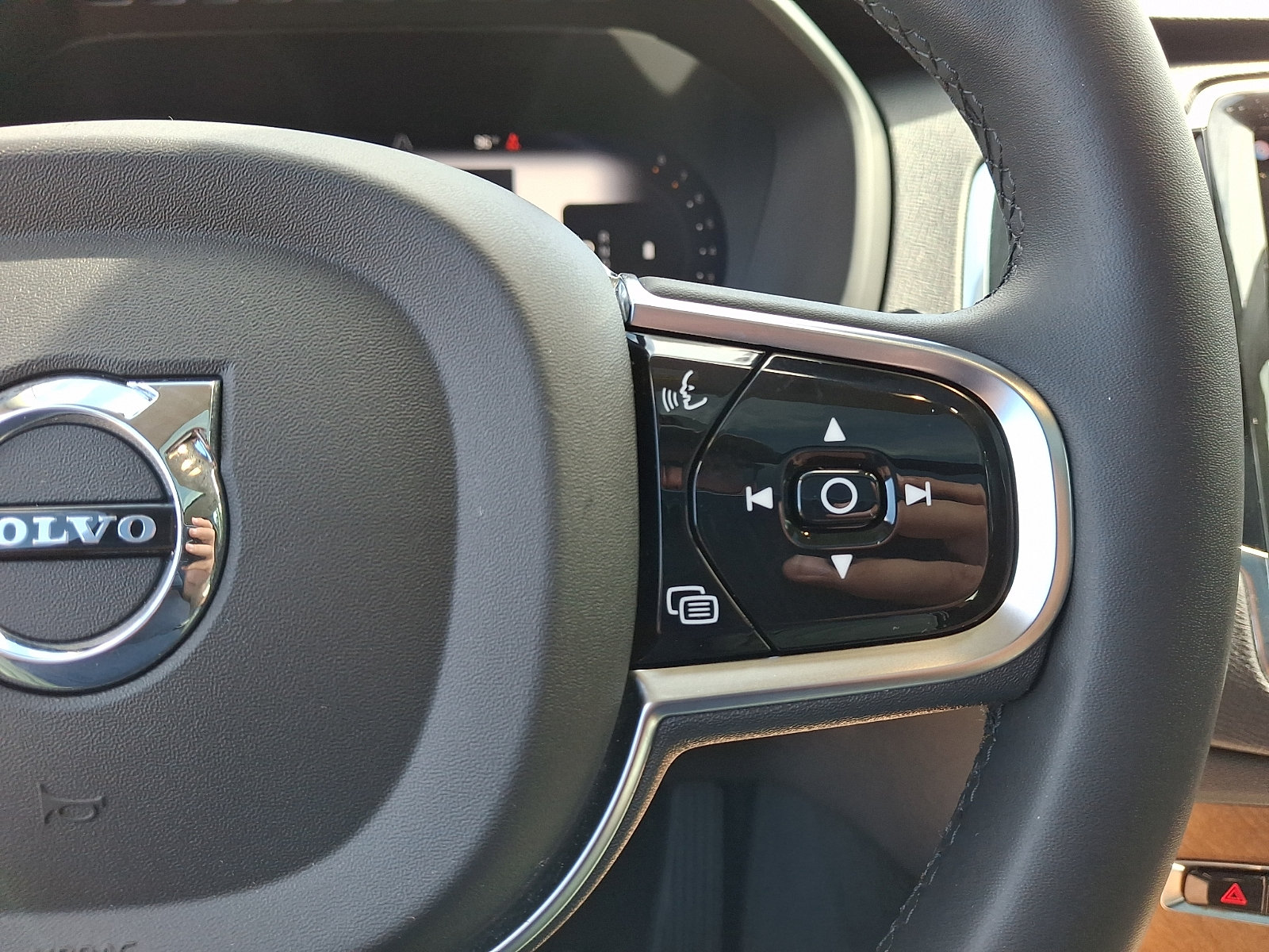Certified 2024 Volvo XC90 B6 Plus AWD/4WD image 24