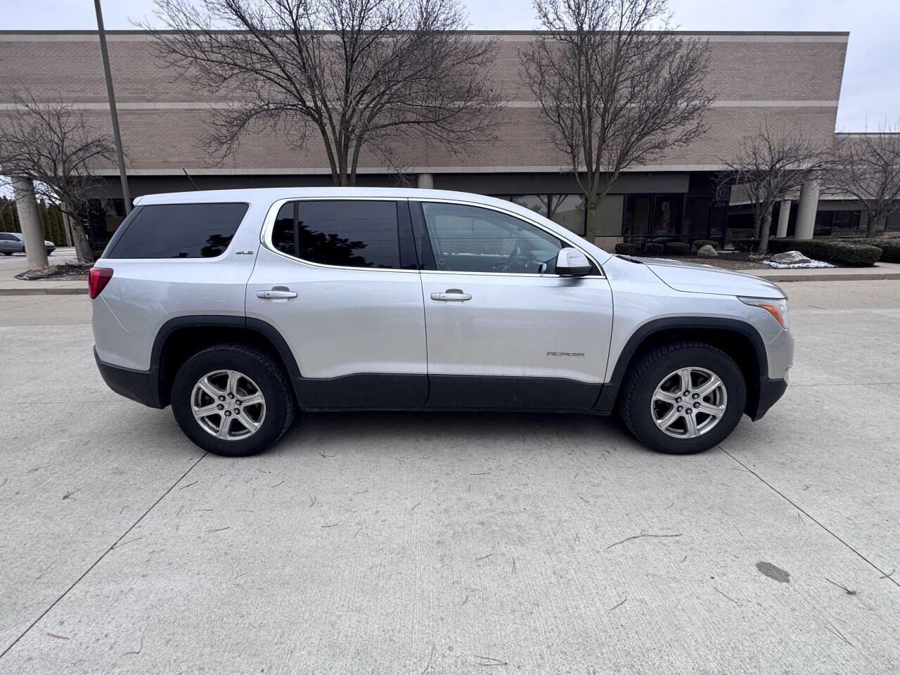 Used 2017 GMC Acadia SLE AWD/4WD image 6