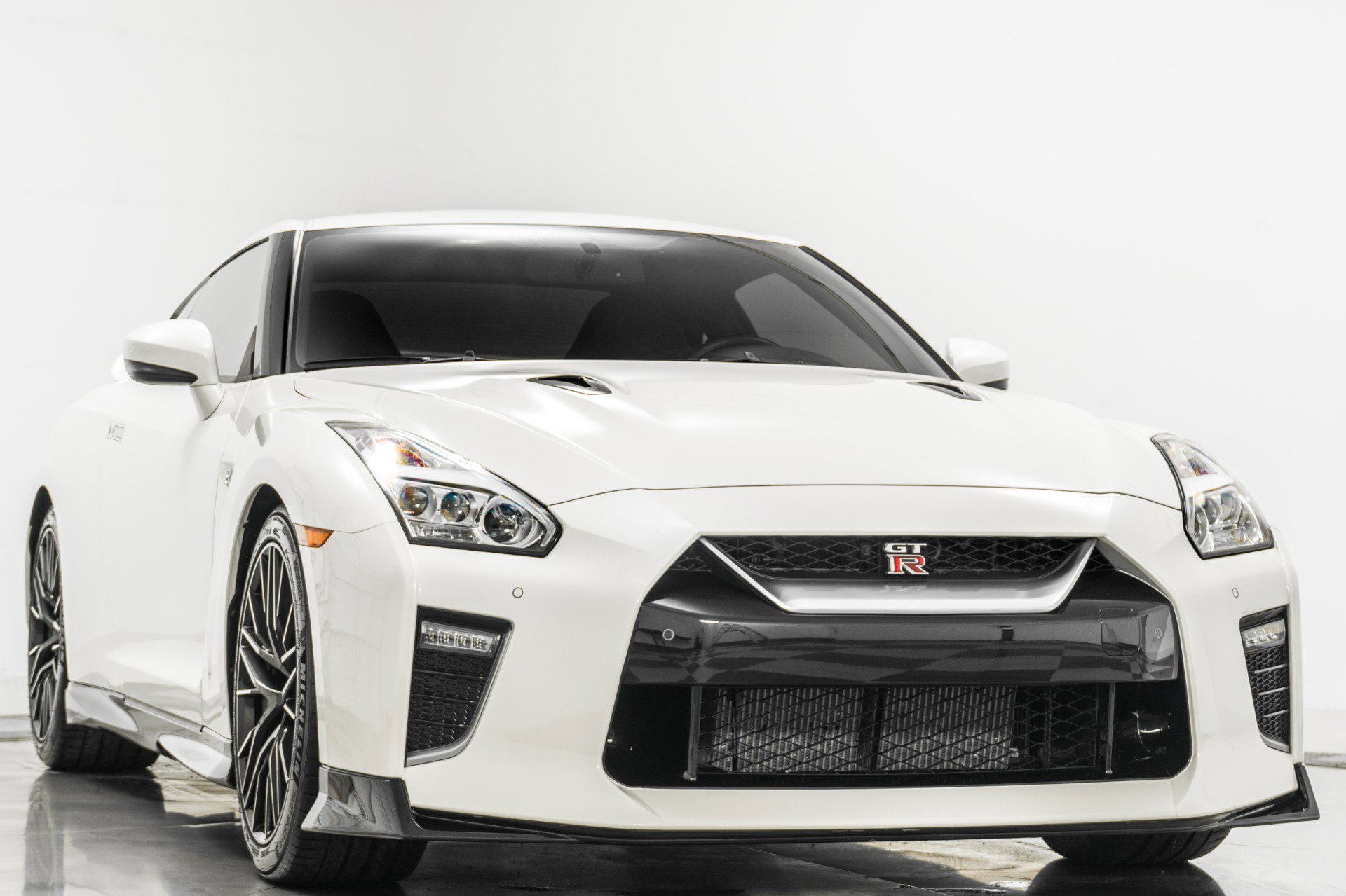 Used 2020 Nissan GT-R Premium image 3