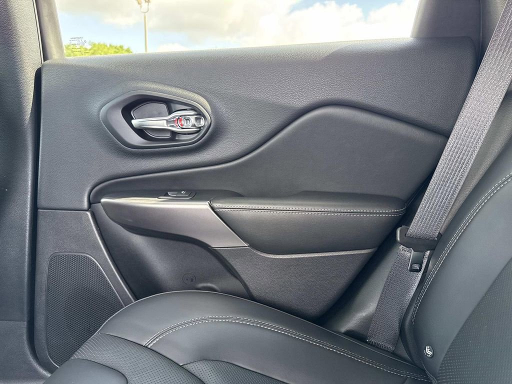 Used 2019 Jeep Cherokee Limited FWD image 15