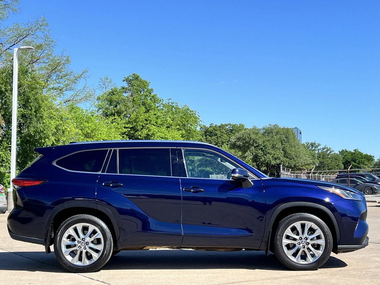 Used 2023 Toyota Highlander Limited FWD image 3