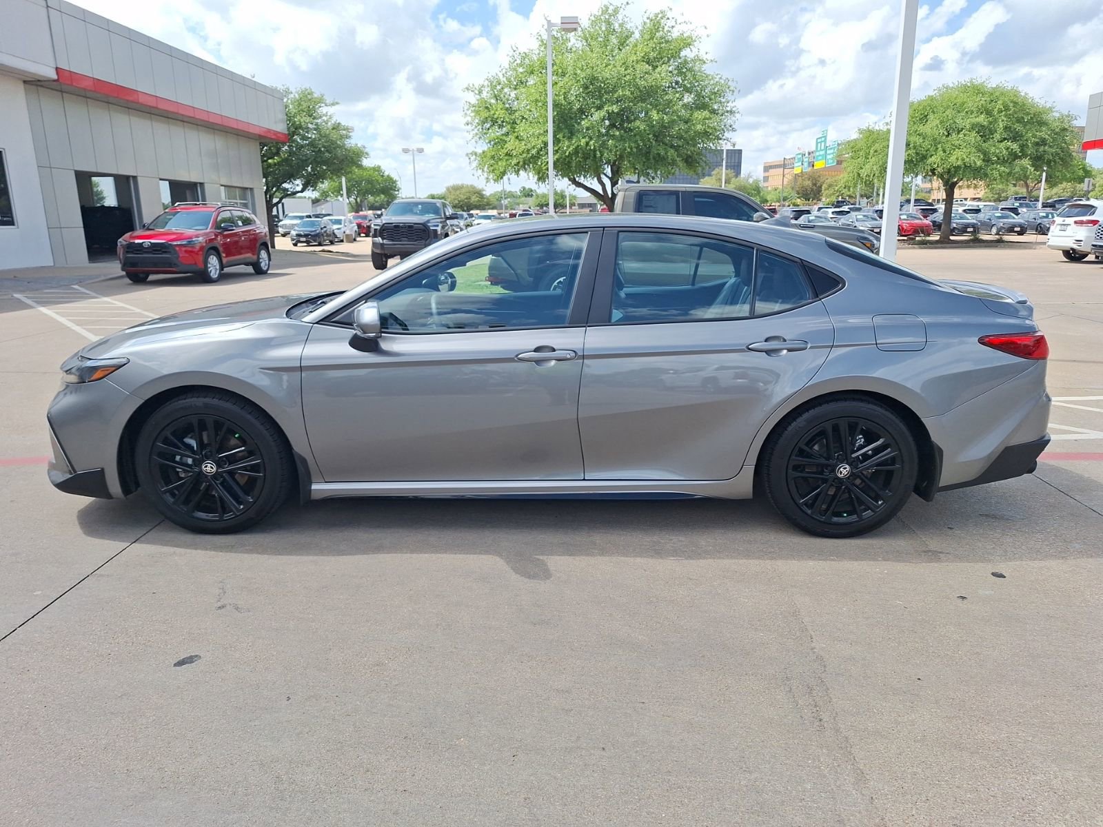 Used 2025 Toyota Camry SE w/ Convenience Package FWD image 3