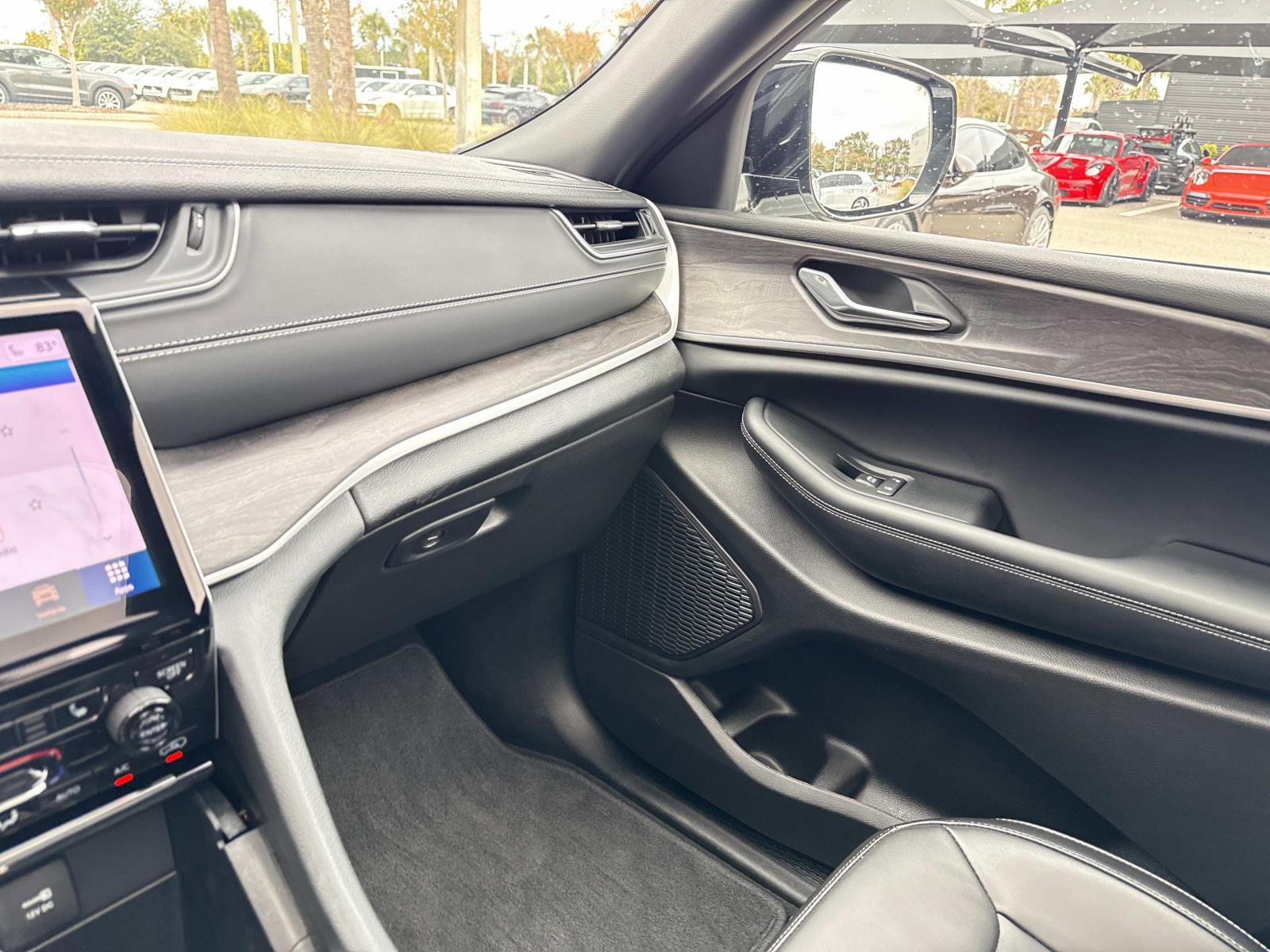 Used 2025 Jeep Grand Cherokee Limited w/ Black Appearance Package image 26