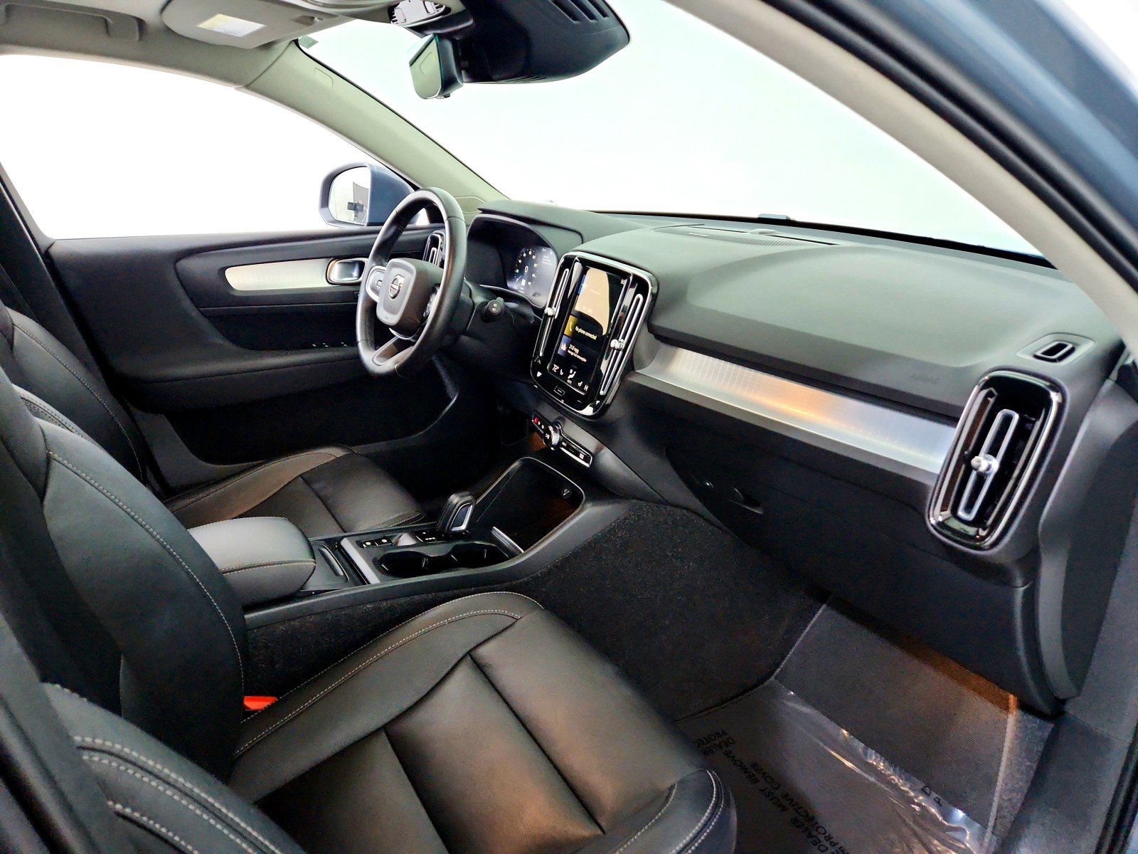 Used 2021 Volvo XC40 T5 Momentum image 21