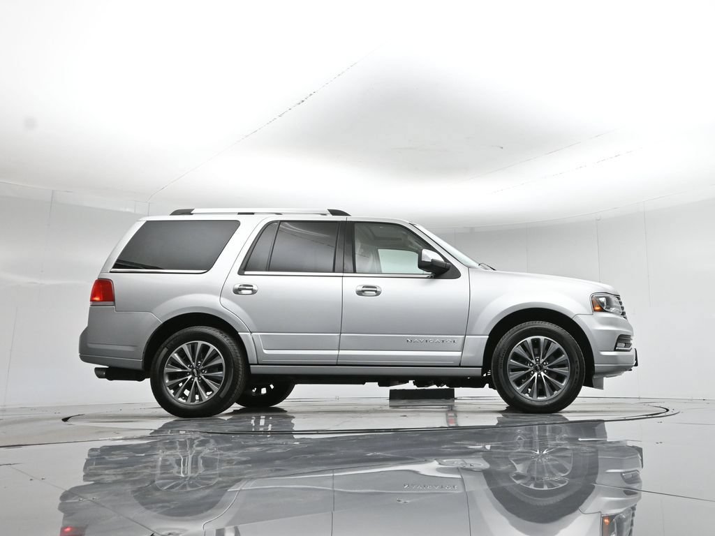 Used 2017 Lincoln Navigator Select RWD image 32