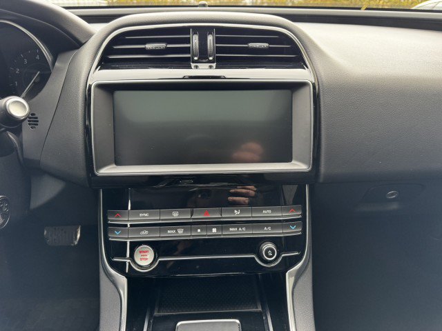 Used 2019 Jaguar XE Premium image 29