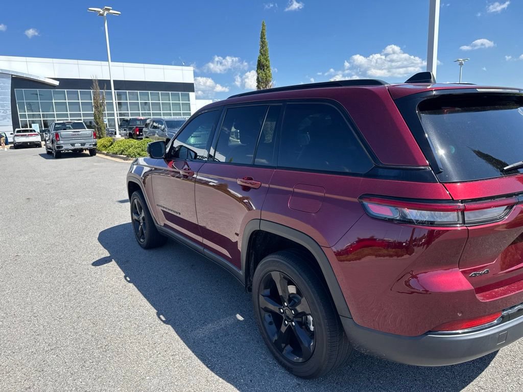 Used 2024 Jeep Grand Cherokee Altitude AWD/4WD image 10