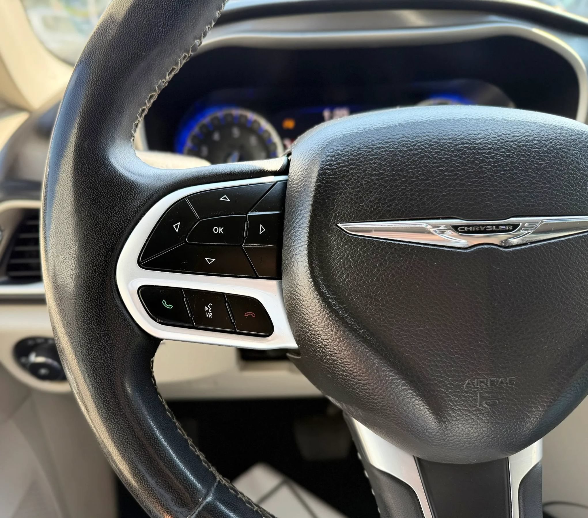 Used 2022 Chrysler Pacifica Touring-L FWD image 12