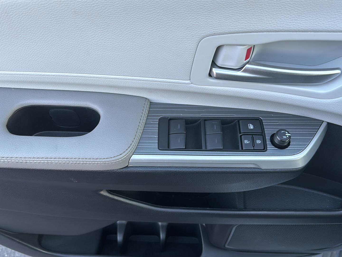 Used 2025 Toyota Sienna XLE w/ XLE Plus Package image 4