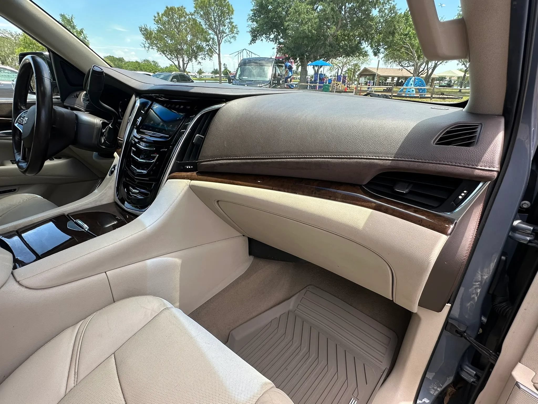 Used 2016 Cadillac Escalade ESV Luxury AWD/4WD image 13