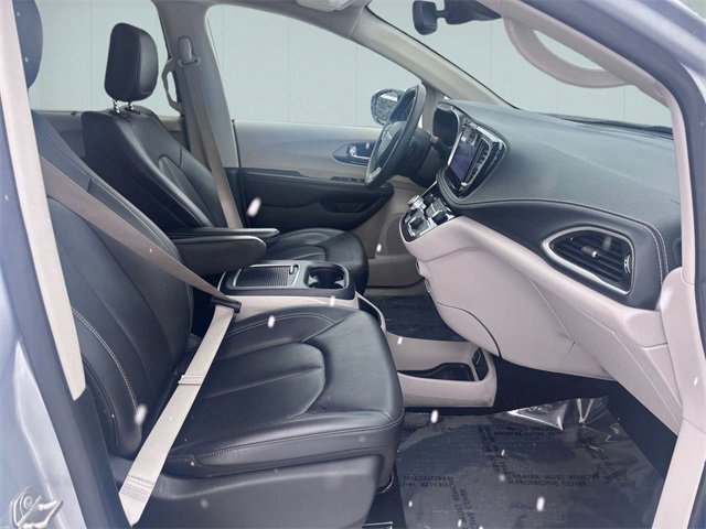 Certified 2023 Chrysler Pacifica Touring-L image 28