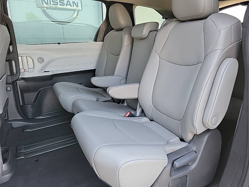 Used 2025 Toyota Sienna XLE FWD image 14