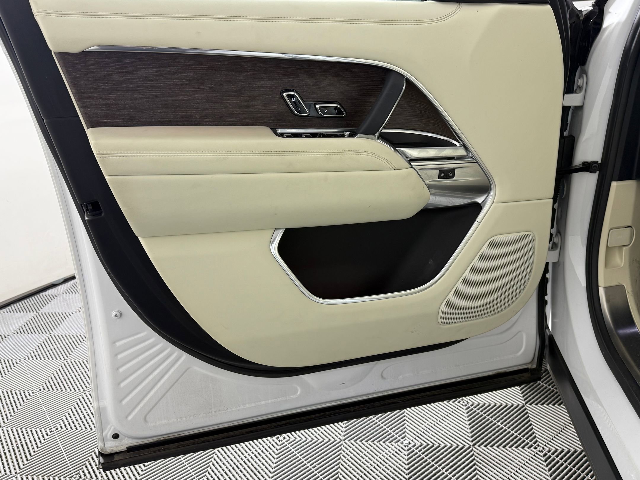 Used 2023 Land Rover Range Rover Long Wheelbase SE image 20