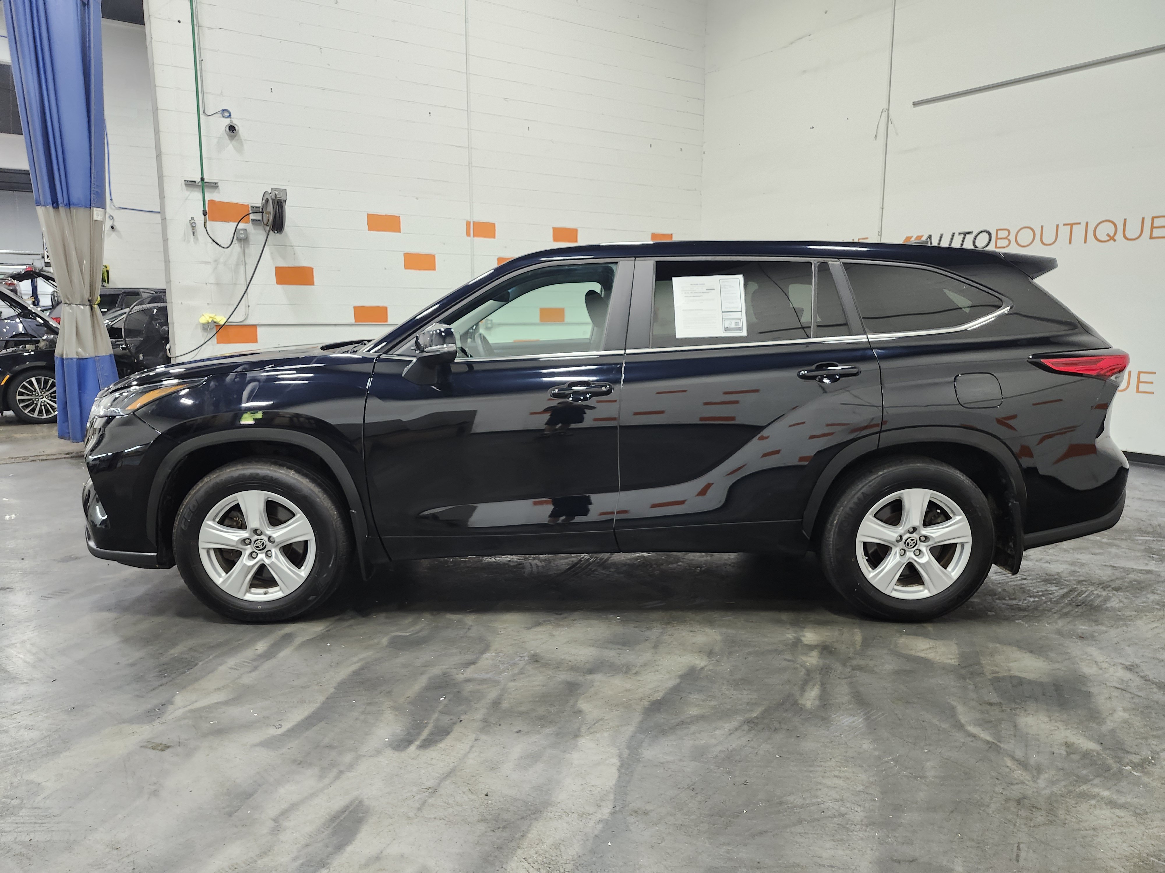 Used 2023 Toyota Highlander LE AWD/4WD image 13