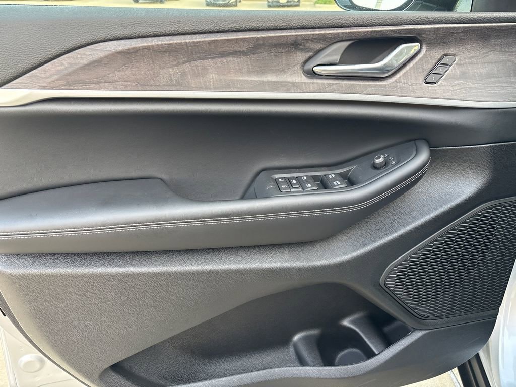 New 2025 Jeep Grand Cherokee L Limited w/ Black Appearance Package image 17