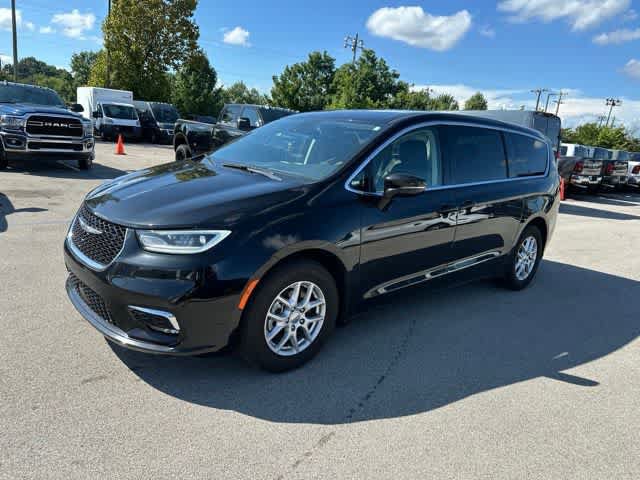 Certified 2024 Chrysler Pacifica Touring-L FWD image 2