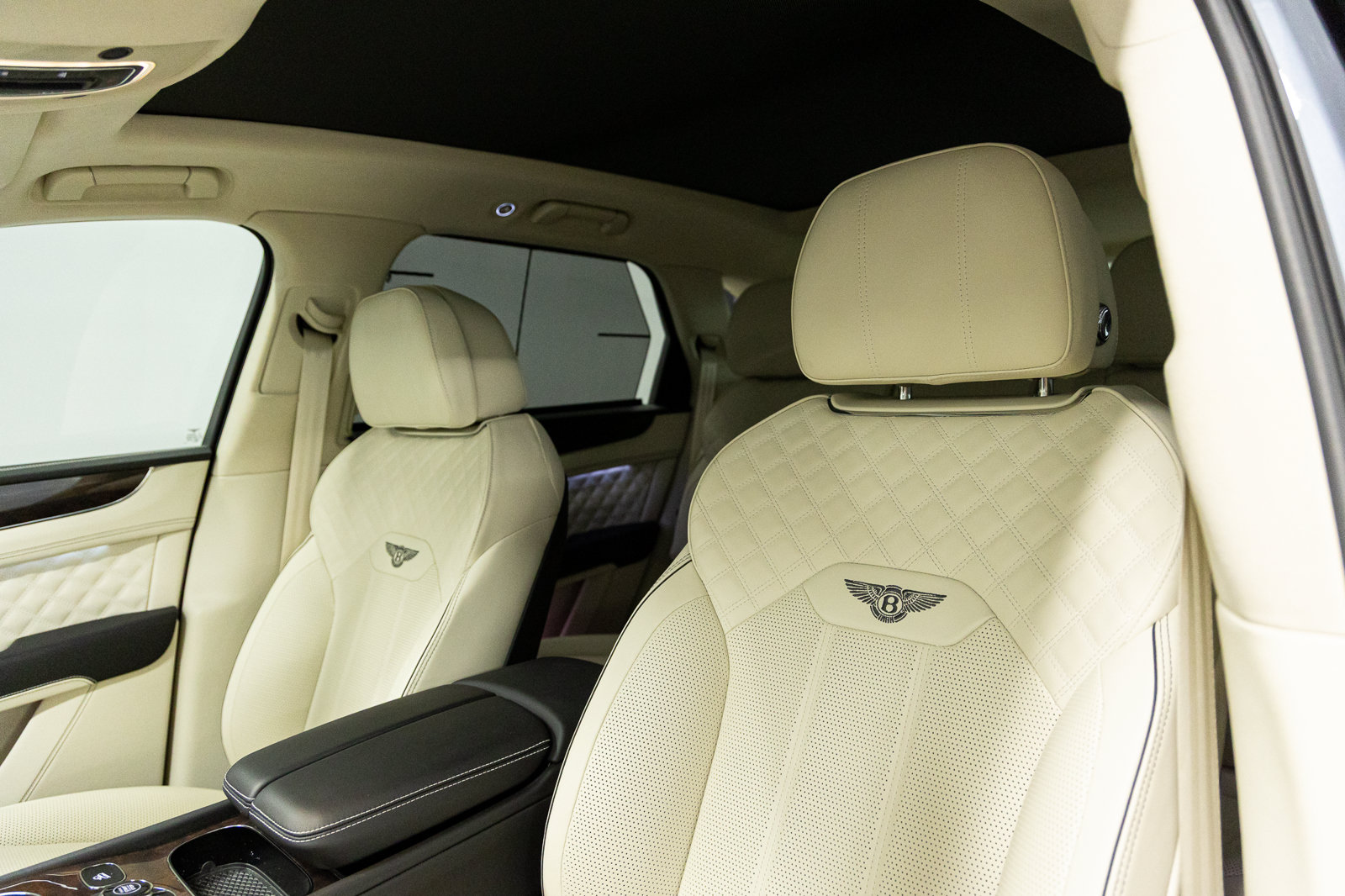 Certified 2023 Bentley Bentayga AWD/4WD image 31