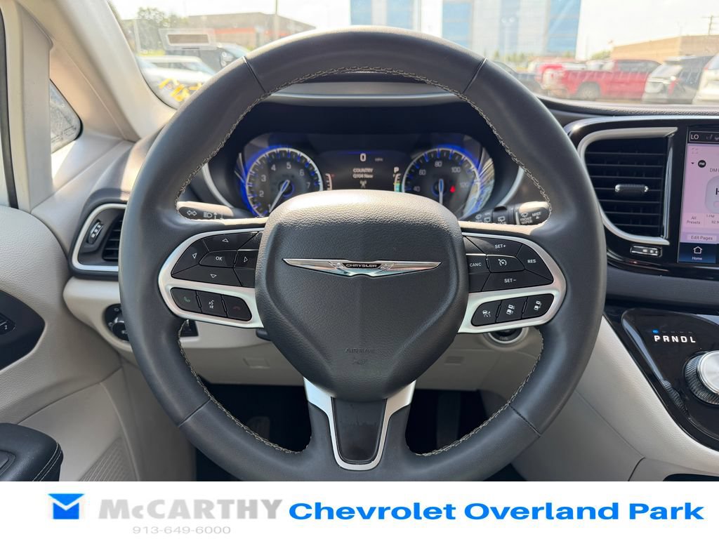Used 2024 Chrysler Pacifica Touring-L FWD image 10