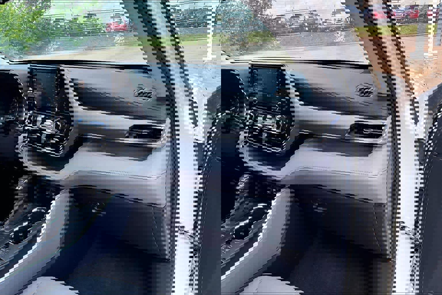 Used 2020 Toyota Highlander XLE AWD/4WD image 18