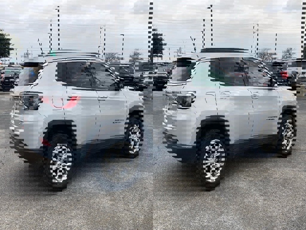 Used 2024 Jeep Compass Latitude image 4