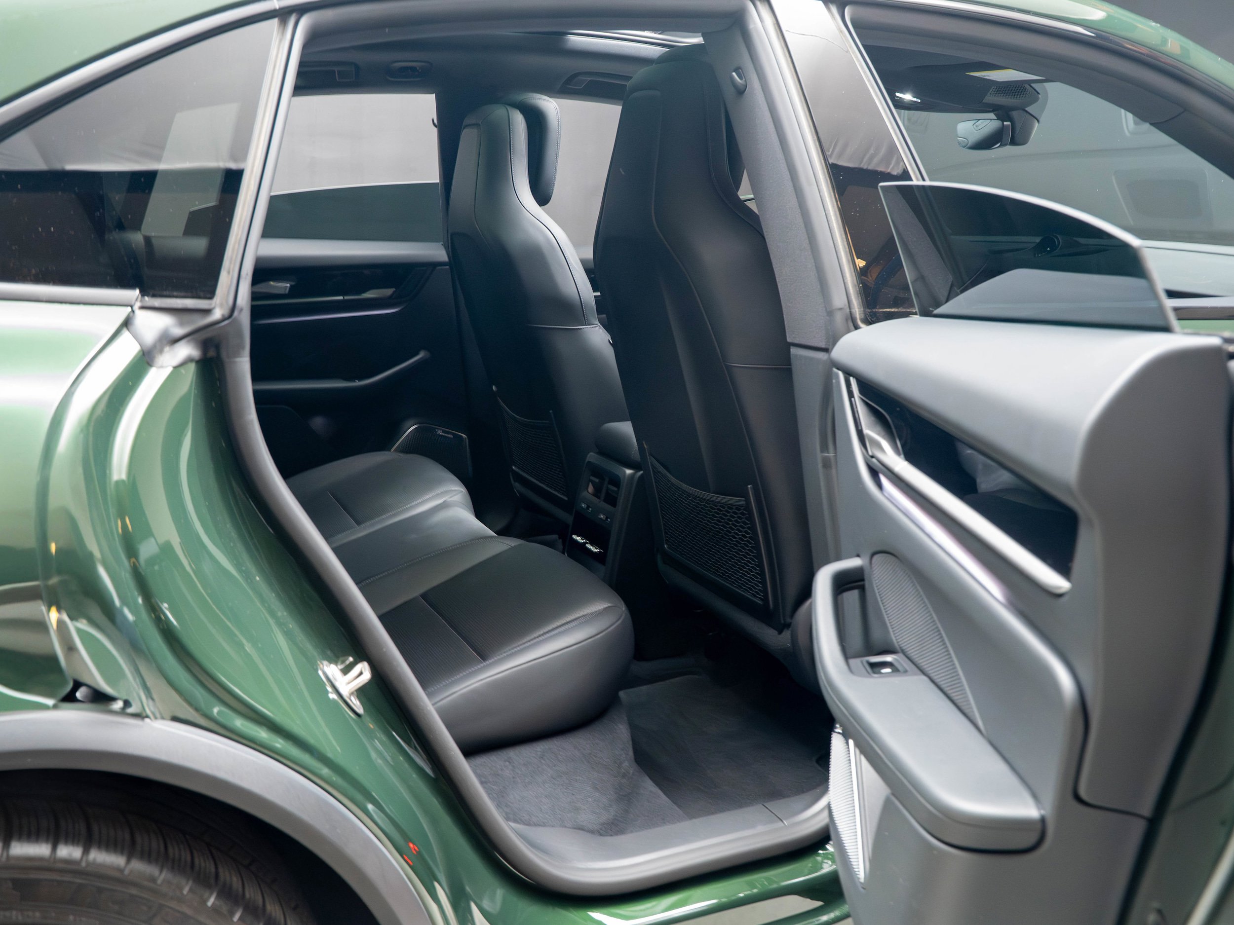 Certified 2025 Porsche Macan 4S Electric AWD/4WD image 36