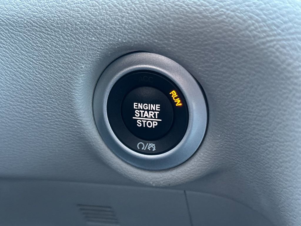 Used 2023 Chrysler Pacifica Touring-L image 23