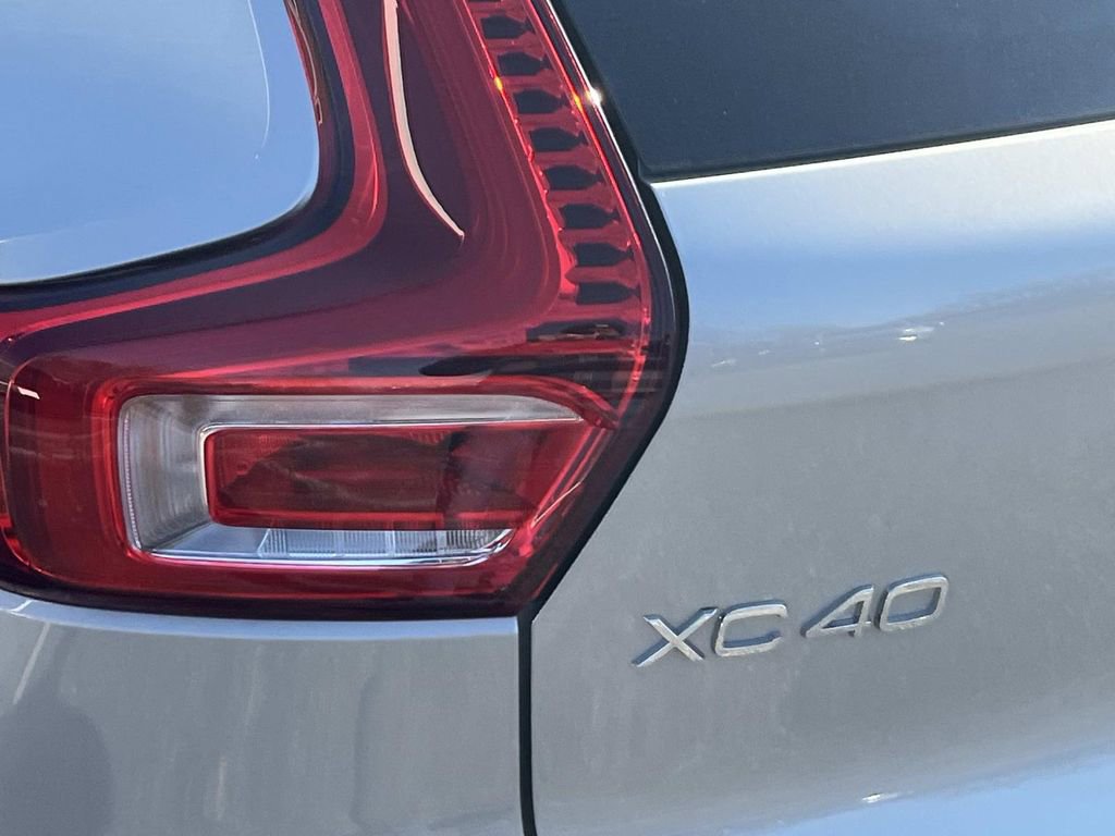 Used 2025 Volvo XC40 B5 Plus image 10