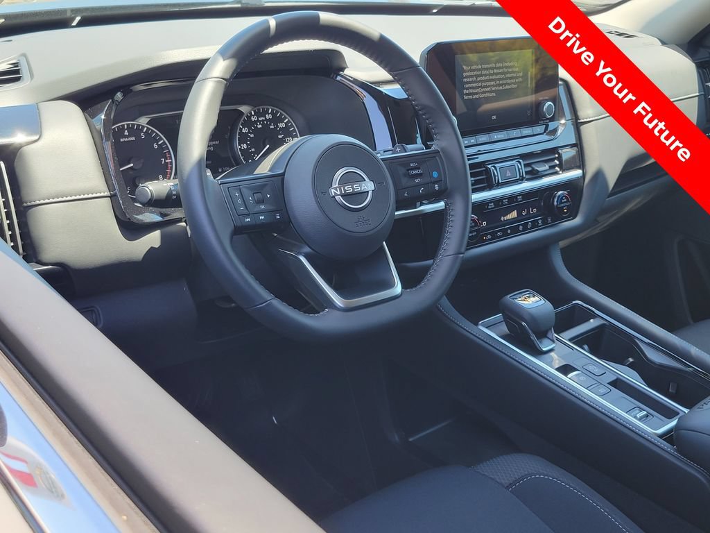 Certified 2025 Nissan Pathfinder SV FWD image 5